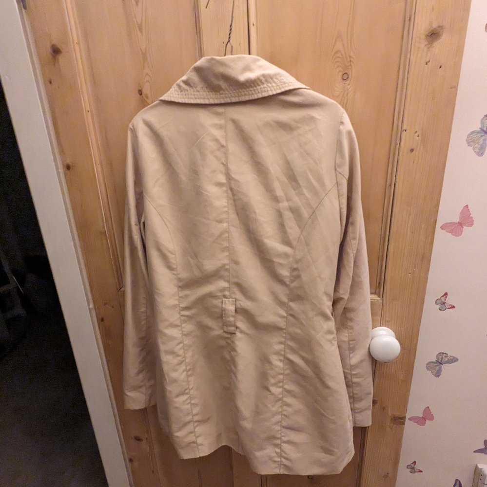 Lightweight trenchcoat with Wide Lapels - Picture 2 of 4